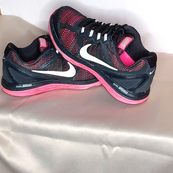NIKE Dual Fusion 3.. Pink/Black Women's running shoe..Size 7.5 US #653594-003 - Picture 2 of 7
